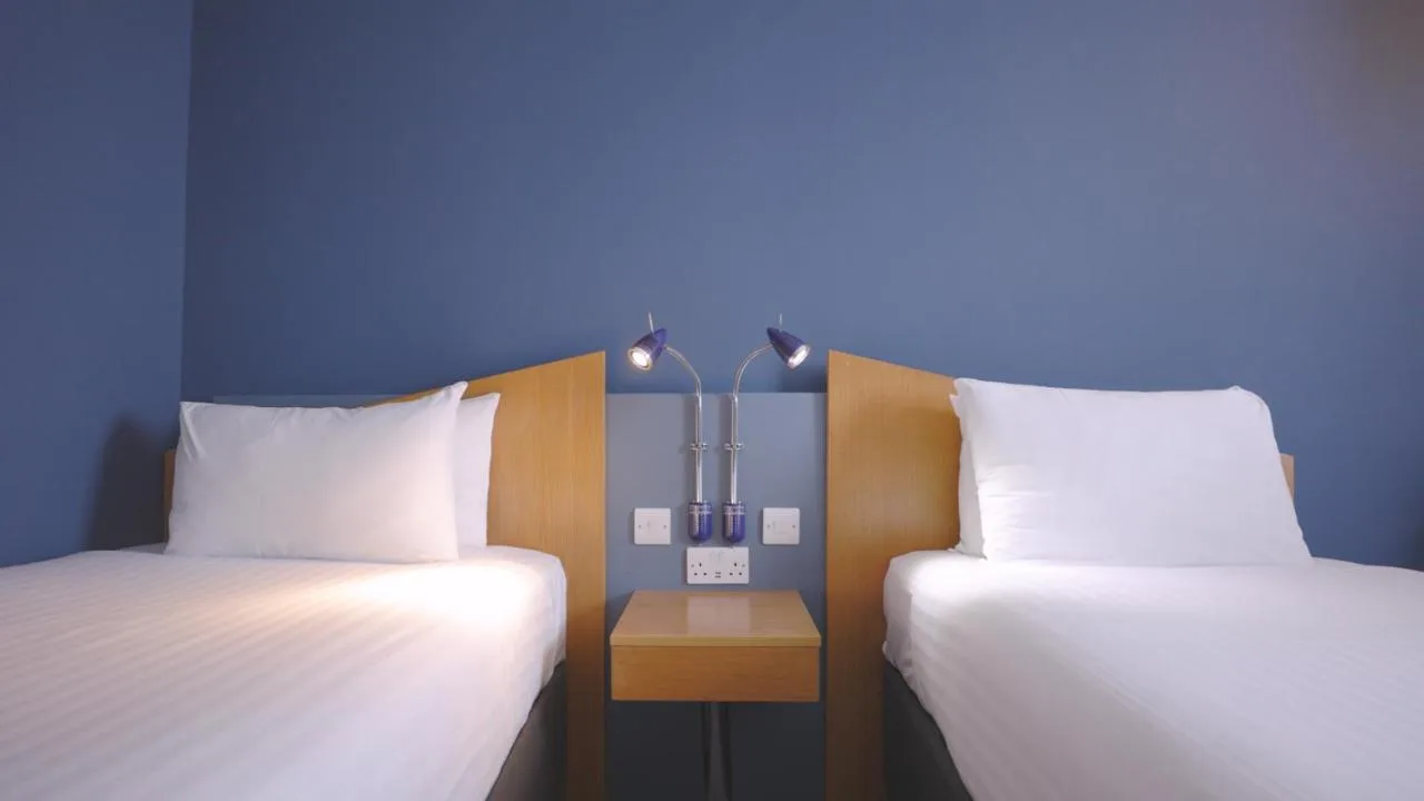 Standard Twin Room with Free Hot Breakfast